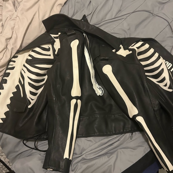 Orange on the inside and a skeleton design on the outside vlone jacket size L - Picture 4 of 4
